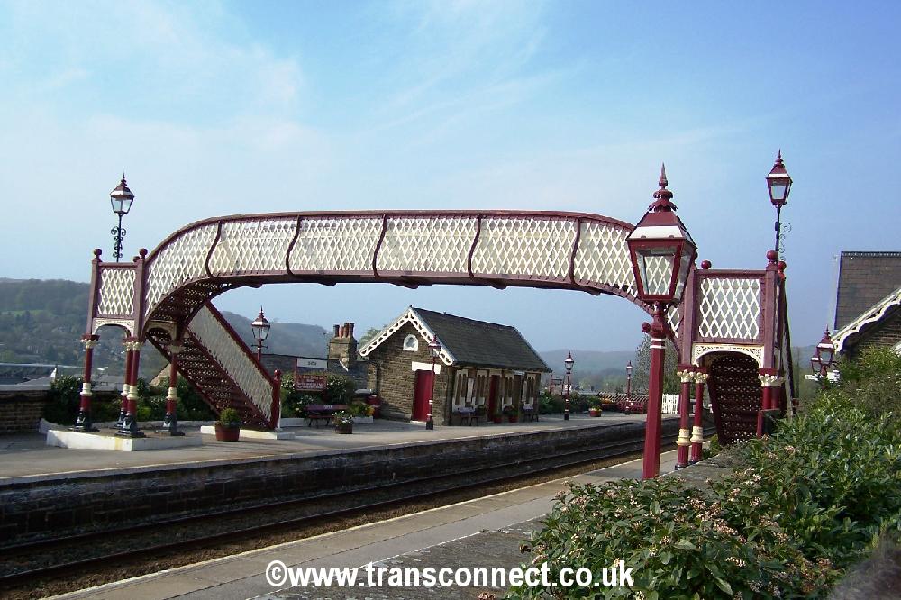 Footbridge Settle Station 040506.JPG